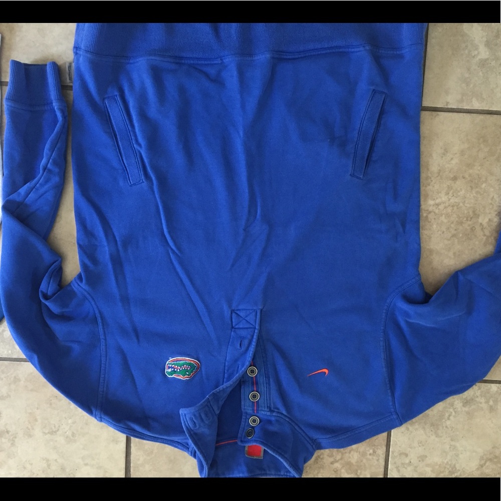 UF long sleeve collared half button shirt